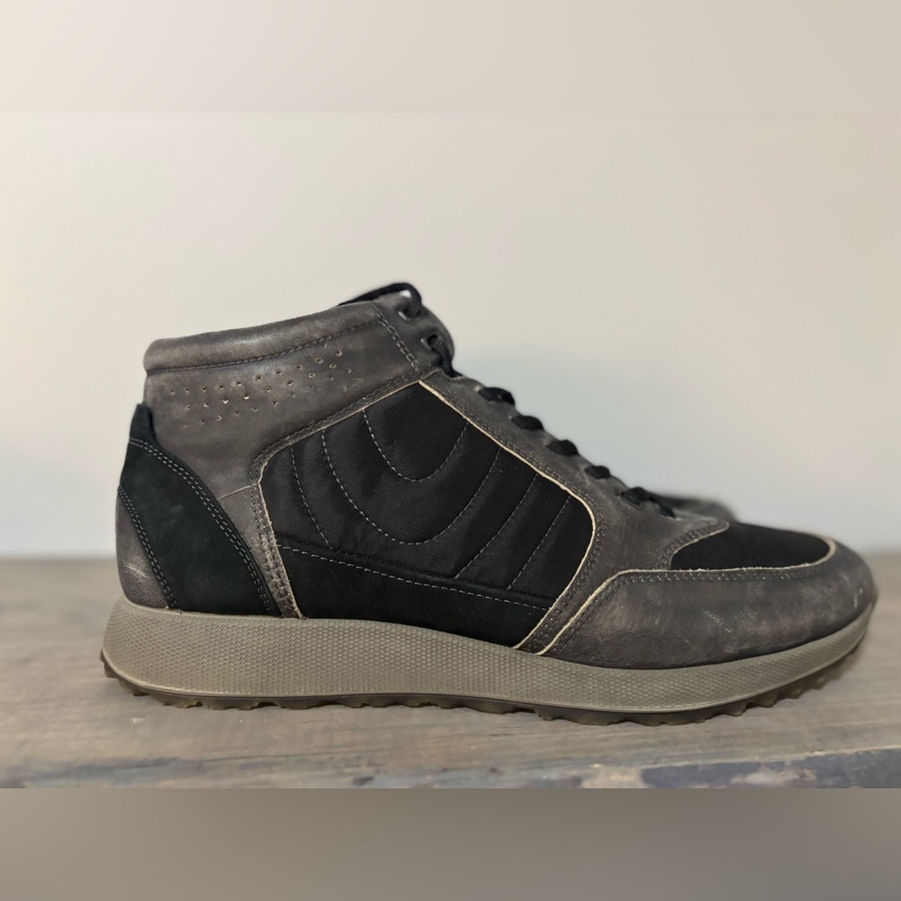 Men’s size 10.5 Ecco Danish Design mid tops/boot hybrid 
Black and Gray leather